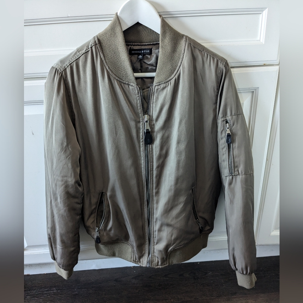 Chic Kendall & Kylie bomber jacket small Light Satin